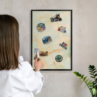 Wandbord voor magneten in een zwarte lijst Marmeren elegantie