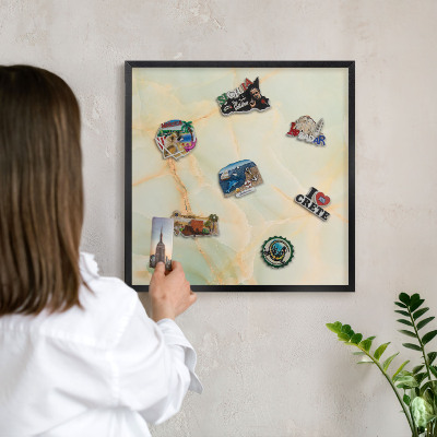 Wandbord voor magneten in een zwarte lijst Marmeren elegantie