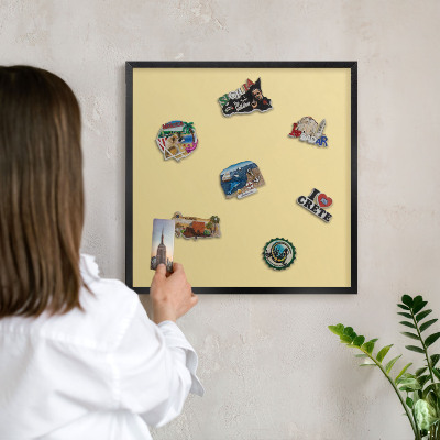 Wandbord voor magneten in een zwarte lijst Crèmegeel