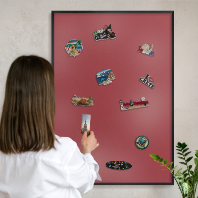 Wandbord voor magneten in een zwarte lijst Bordeauxrode kleur