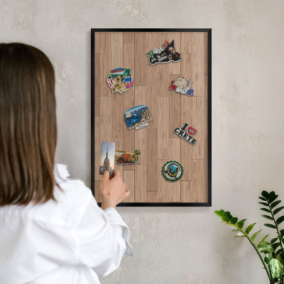 Wandbord voor magneten in een zwarte lijst Houten patroon