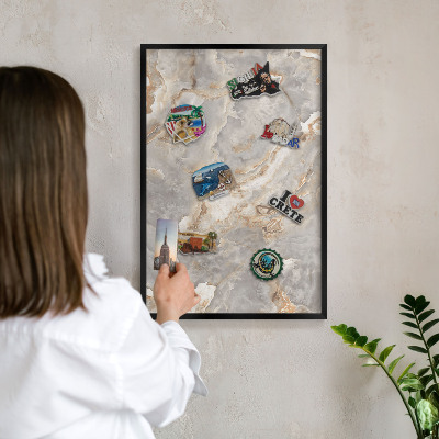 Wandbord voor magneten in een zwarte lijst Marmeren elegantie