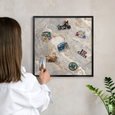 Wandbord voor magneten in een zwarte lijst Marmeren elegantie