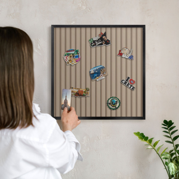 Wandbord voor magneten in een zwarte lijst Verticale strepen