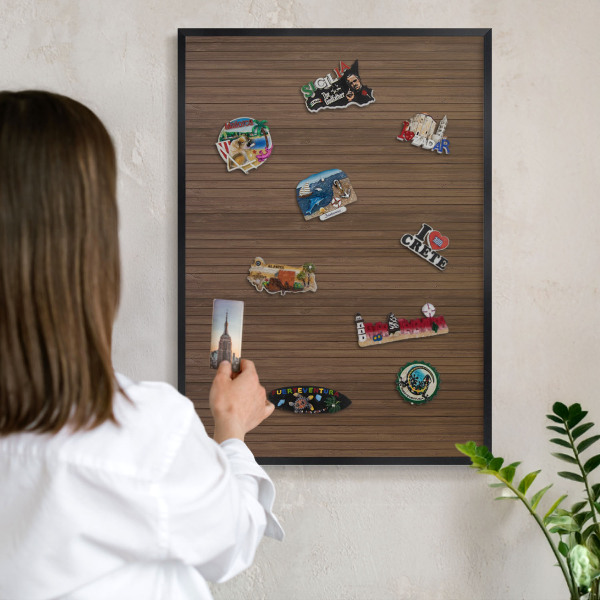 Wandbord voor magneten in een zwarte lijst Houten achtergrond