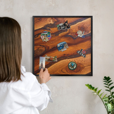 Wandbord voor magneten in een zwarte lijst Houten ringen