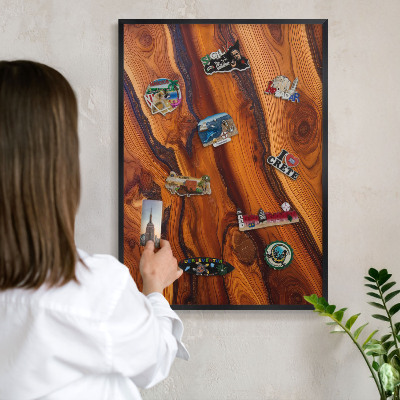Wandbord voor magneten in een zwarte lijst Houten ringen
