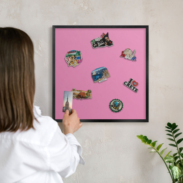 Wandbord voor magneten in een zwarte lijst Koel roze