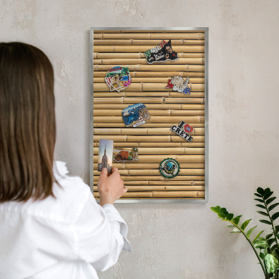 Magneetbord voor souvenir magneten met zilveren lijst Bamboe patroon
