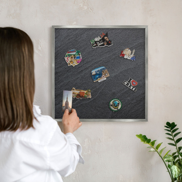 Magneetbord voor souvenir magneten met zilveren lijst Grijze textuur