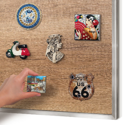 Decoratief metalen magneetbord in een zilveren lijst Houtstructuur