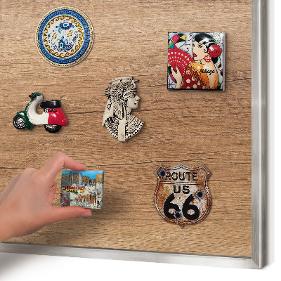Decoratief metalen magneetbord in een zilveren lijst Houtstructuur