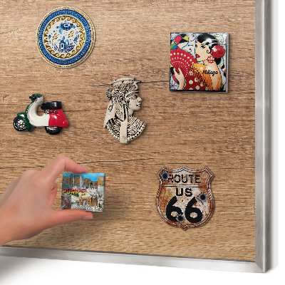 Decoratief metalen magneetbord in een zilveren lijst Houtstructuur
