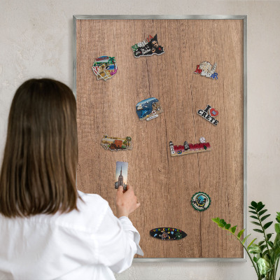 Decoratief metalen magneetbord in een zilveren lijst Houtstructuur