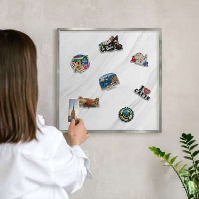 Decoratief metalen magneetbord in een zilveren lijst Subtiel marmer