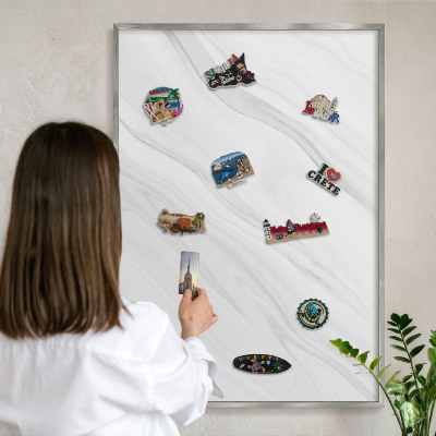 Decoratief metalen magneetbord in een zilveren lijst Subtiel marmer