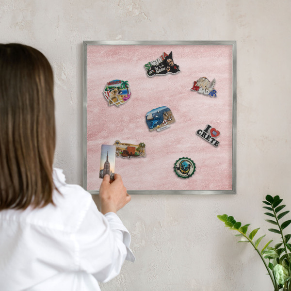 Magneetbord voor souvenir magneten met zilveren lijst Roze textuur