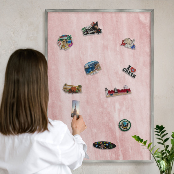 Magneetbord voor souvenir magneten met zilveren lijst Roze textuur