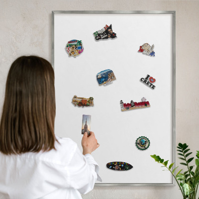 Decoratief metalen magneetbord in een zilveren lijst Zuiver wit