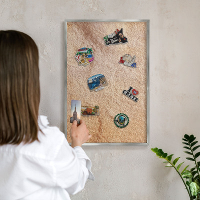 Decoratief metalen magneetbord in een zilveren lijst Steenstructuur