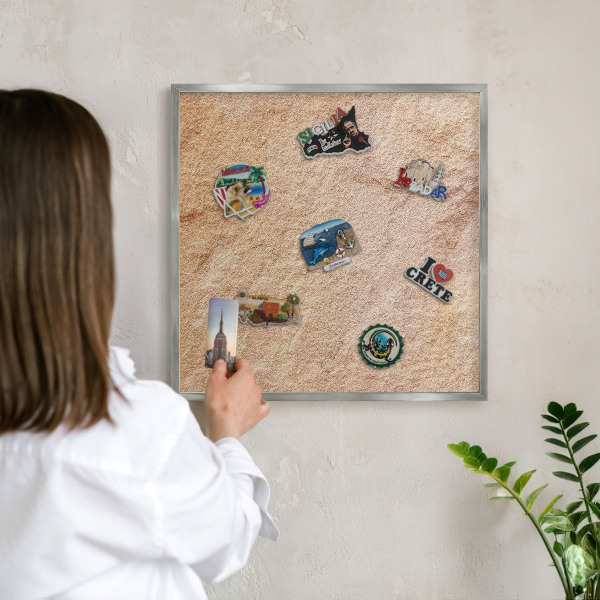Decoratief metalen magneetbord in een zilveren lijst Steenstructuur