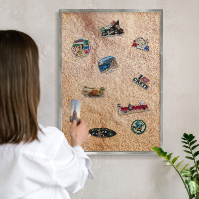 Decoratief metalen magneetbord in een zilveren lijst Steenstructuur