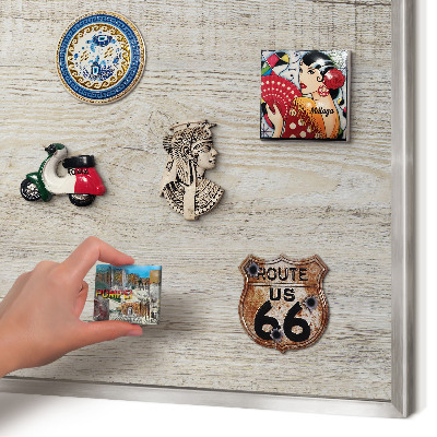 Magneetbord voor souvenir magneten met zilveren lijst Houtstructuur