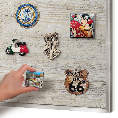 Magneetbord voor souvenir magneten met zilveren lijst Houtstructuur