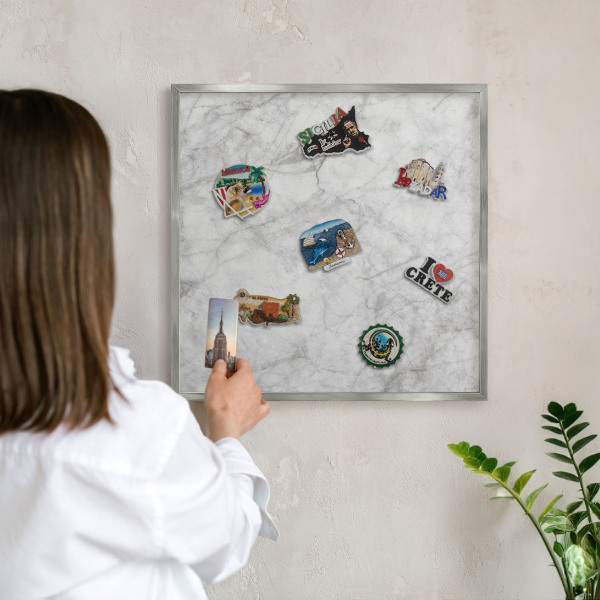Magneetbord voor souvenir magneten met zilveren lijst Grijs marmer