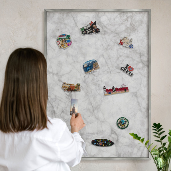 Magneetbord voor souvenir magneten met zilveren lijst Grijs marmer