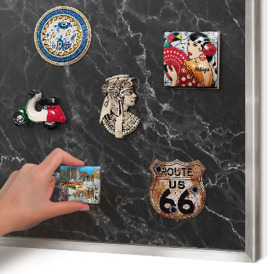 Magneetbord voor souvenir magneten met zilveren lijst Zwart marmer