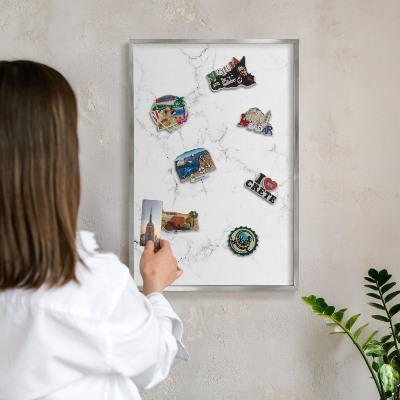Magneetbord voor souvenir magneten met zilveren lijst Marmerpatroon