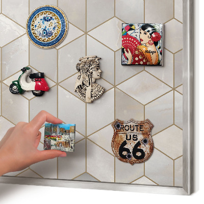 Decoratief metalen magneetbord in een zilveren lijst Kubieke achtergrond