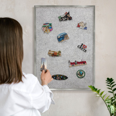 Magneetbord voor souvenir magneten met zilveren lijst Grijze textuur