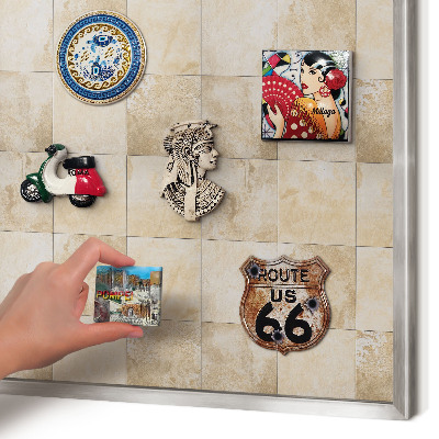 Magneetbord voor souvenir magneten met zilveren lijst Neutrale elegantie