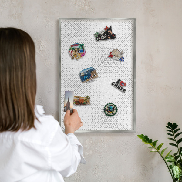 Magneetbord voor souvenir magneten met zilveren lijst Witte visgraat