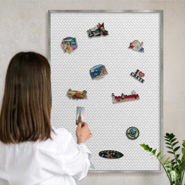Magneetbord voor souvenir magneten met zilveren lijst Witte visgraat