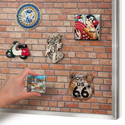 Decoratief metalen magneetbord in een zilveren lijst Bakstenen muur