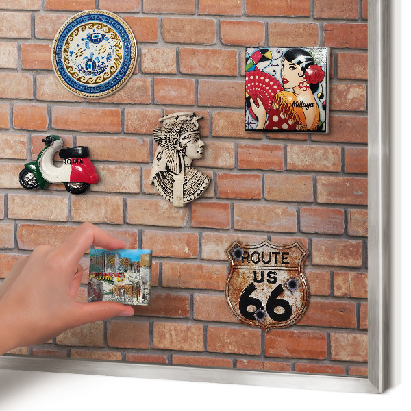 Decoratief metalen magneetbord in een zilveren lijst Bakstenen muur