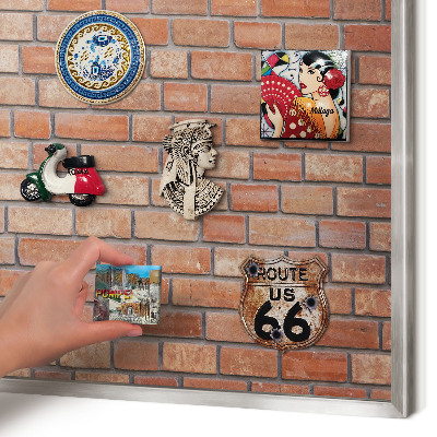 Decoratief metalen magneetbord in een zilveren lijst Bakstenen muur