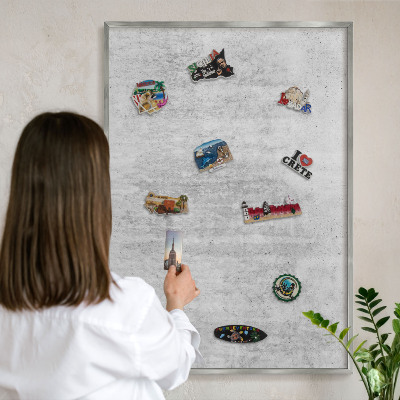 Decoratief metalen magneetbord in een zilveren lijst Grijze textuur