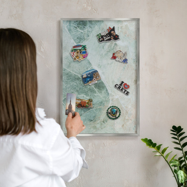 Decoratief metalen magneetbord in een zilveren lijst Groene texturen