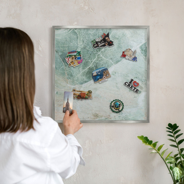 Decoratief metalen magneetbord in een zilveren lijst Groene texturen