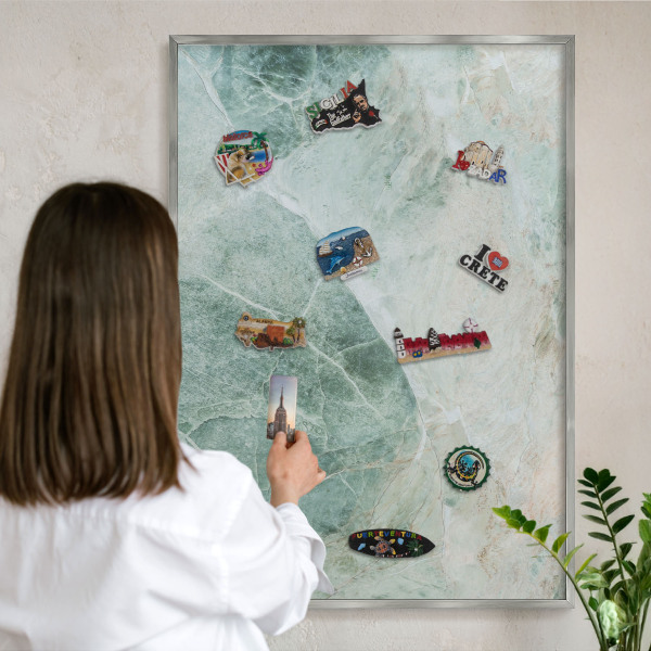 Decoratief metalen magneetbord in een zilveren lijst Groene texturen