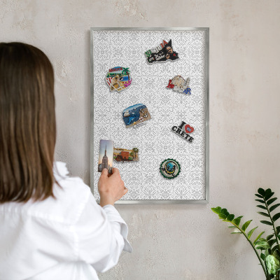 Decoratief metalen magneetbord in een zilveren lijst Geometrische symmetrie