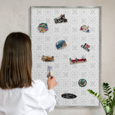Decoratief metalen magneetbord in een zilveren lijst Geometrische symmetrie