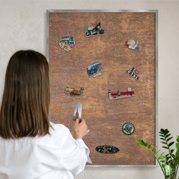 Decoratief metalen magneetbord in een zilveren lijst Roestige elegantie