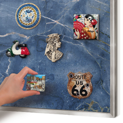 Decoratief metalen magneetbord in een zilveren lijst Marmeren elegantie