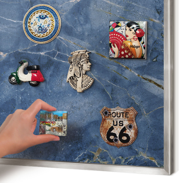 Decoratief metalen magneetbord in een zilveren lijst Marmeren elegantie