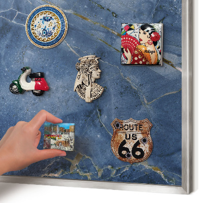 Decoratief metalen magneetbord in een zilveren lijst Marmeren elegantie